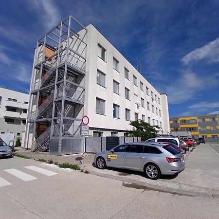 Rovao Apartment, 1-2 Guests, Free Parking & Wifi, 30Min From Downtown Rovinka Exterior photo